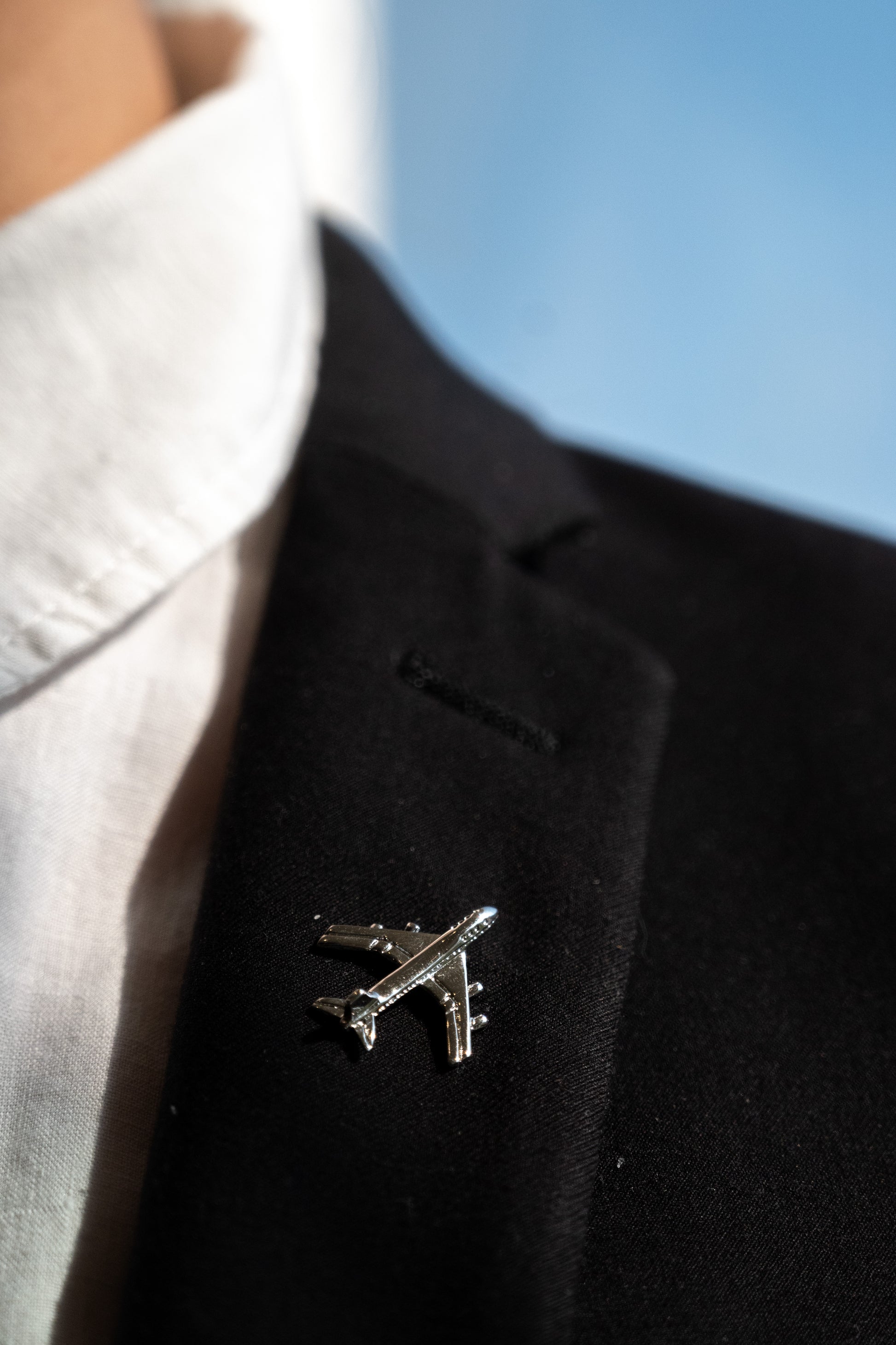 Pin boutonnière en forma de avion en color plateado