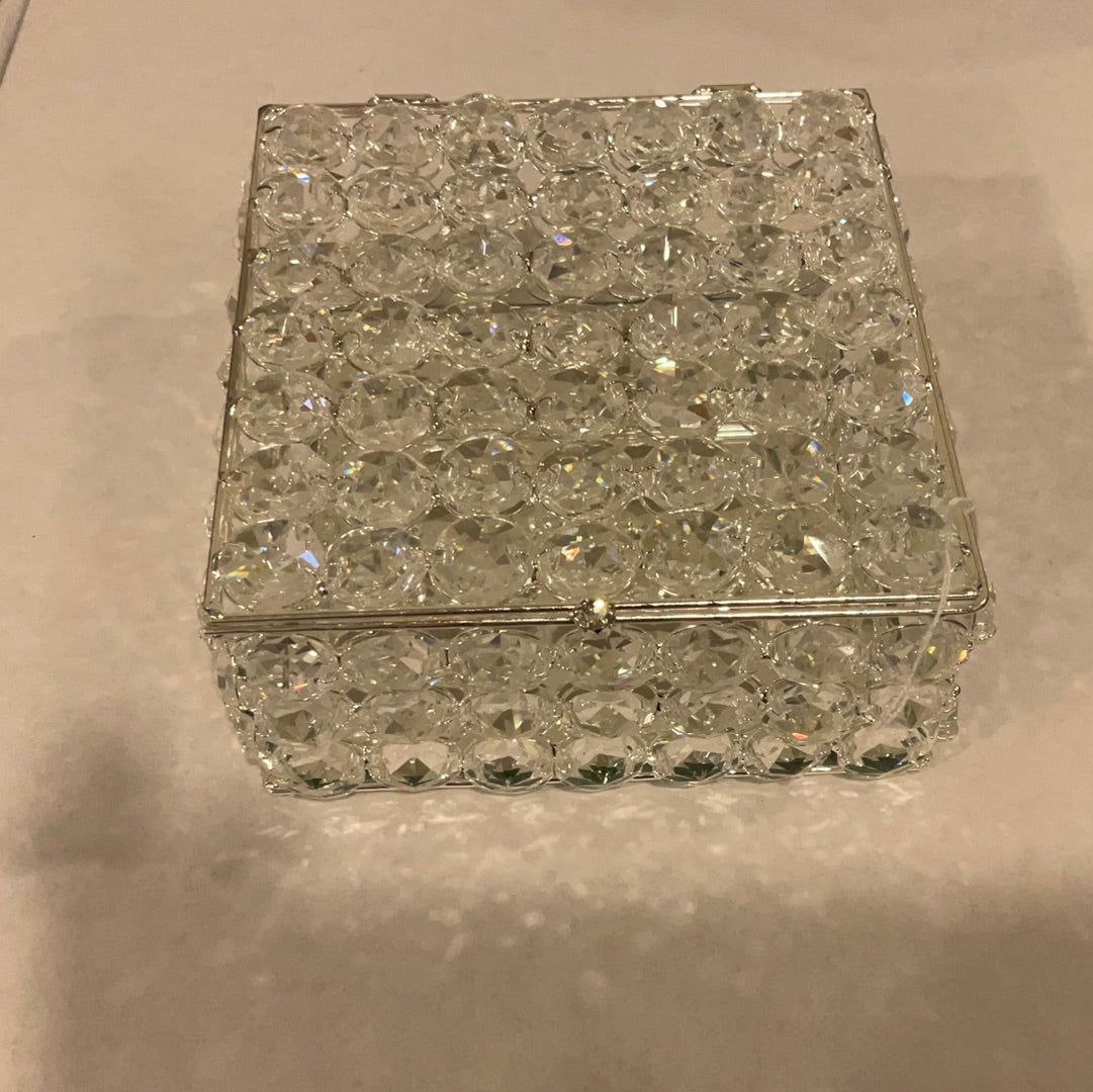 Cofre de filagrana plateado con cristal cortado.