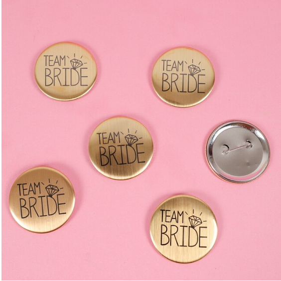Pin dorado “team Bride”