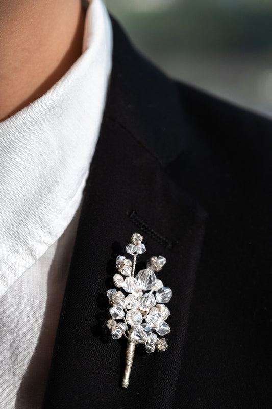 Boutonnière con diamante formando una hoja