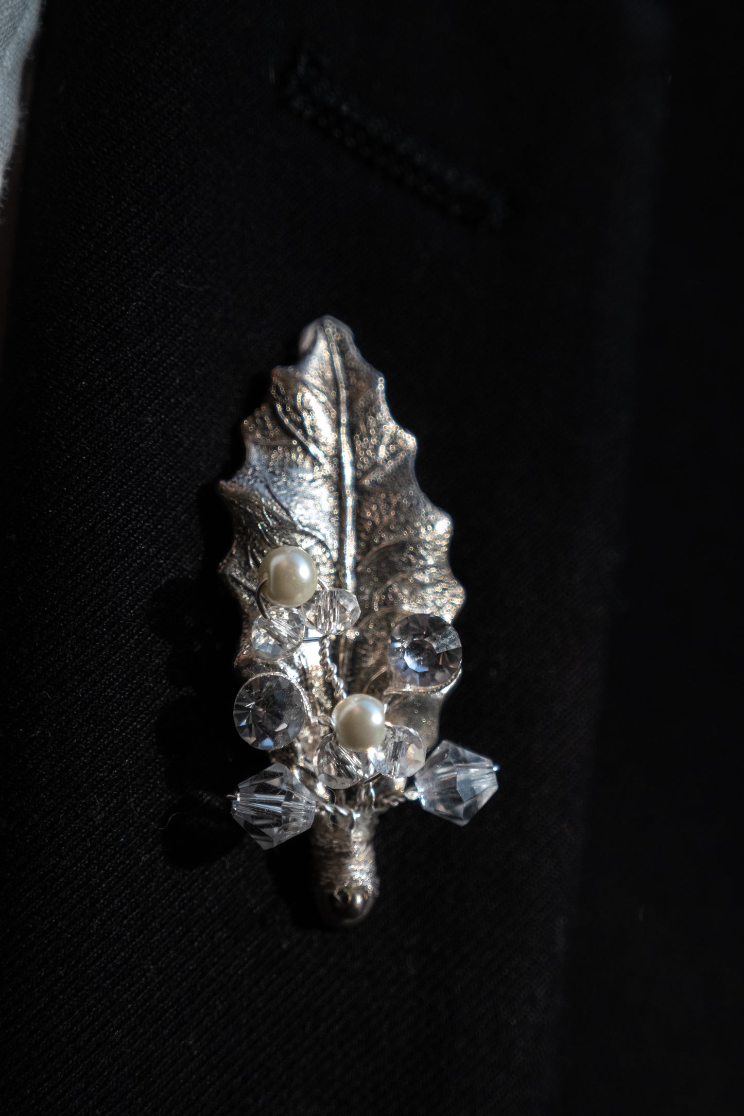 Boutonniere en forma de  hoja lobada plateada con cristales