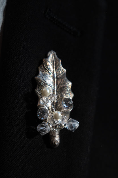 Boutonniere en forma de  hoja lobada plateada con cristales