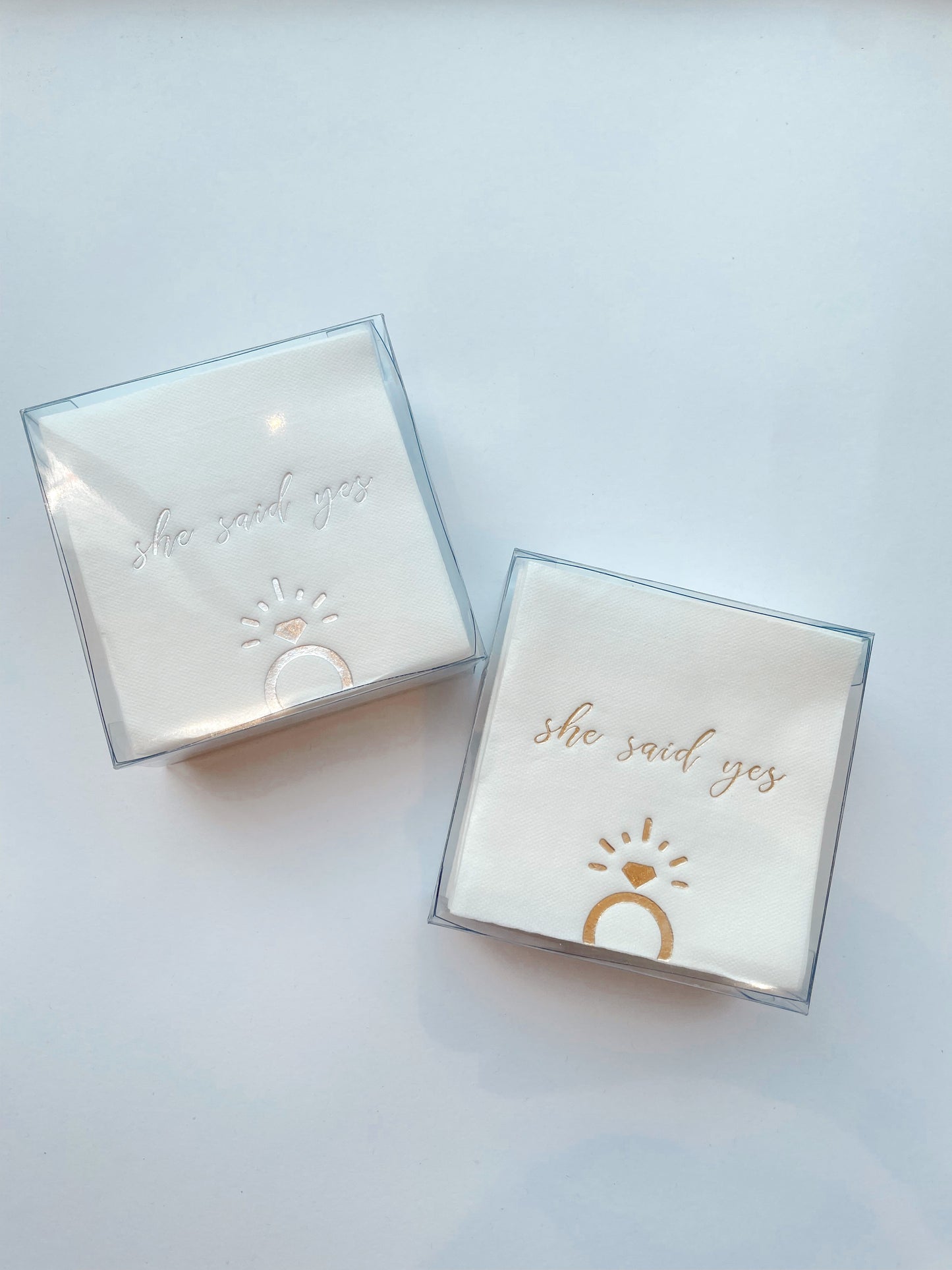 Servilletas cocteleras blancas con letras y anillo en foil dorado "She said yes"