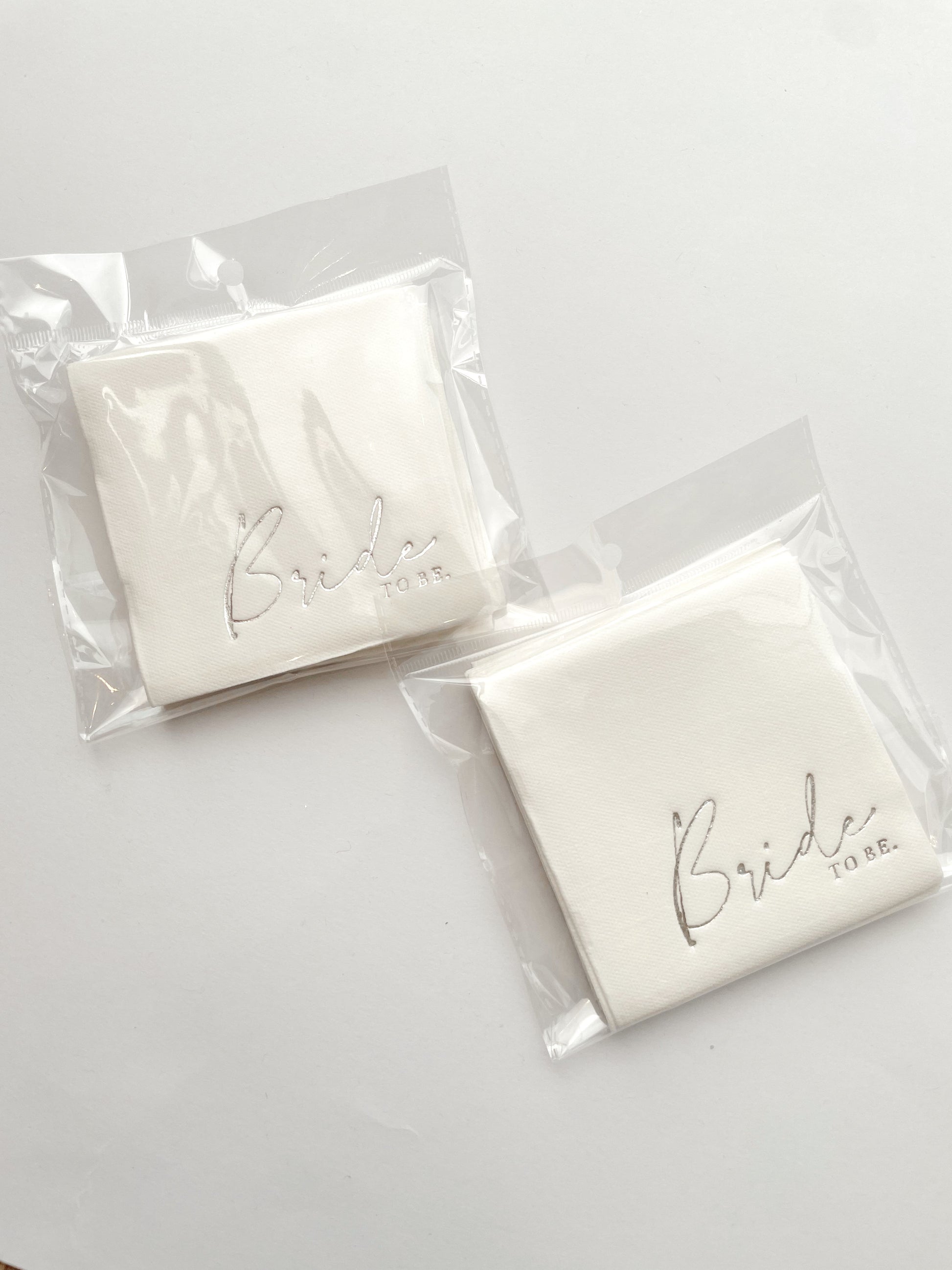 Servilletas cocteleras blancas con letras en foil plateado "Bride to be"