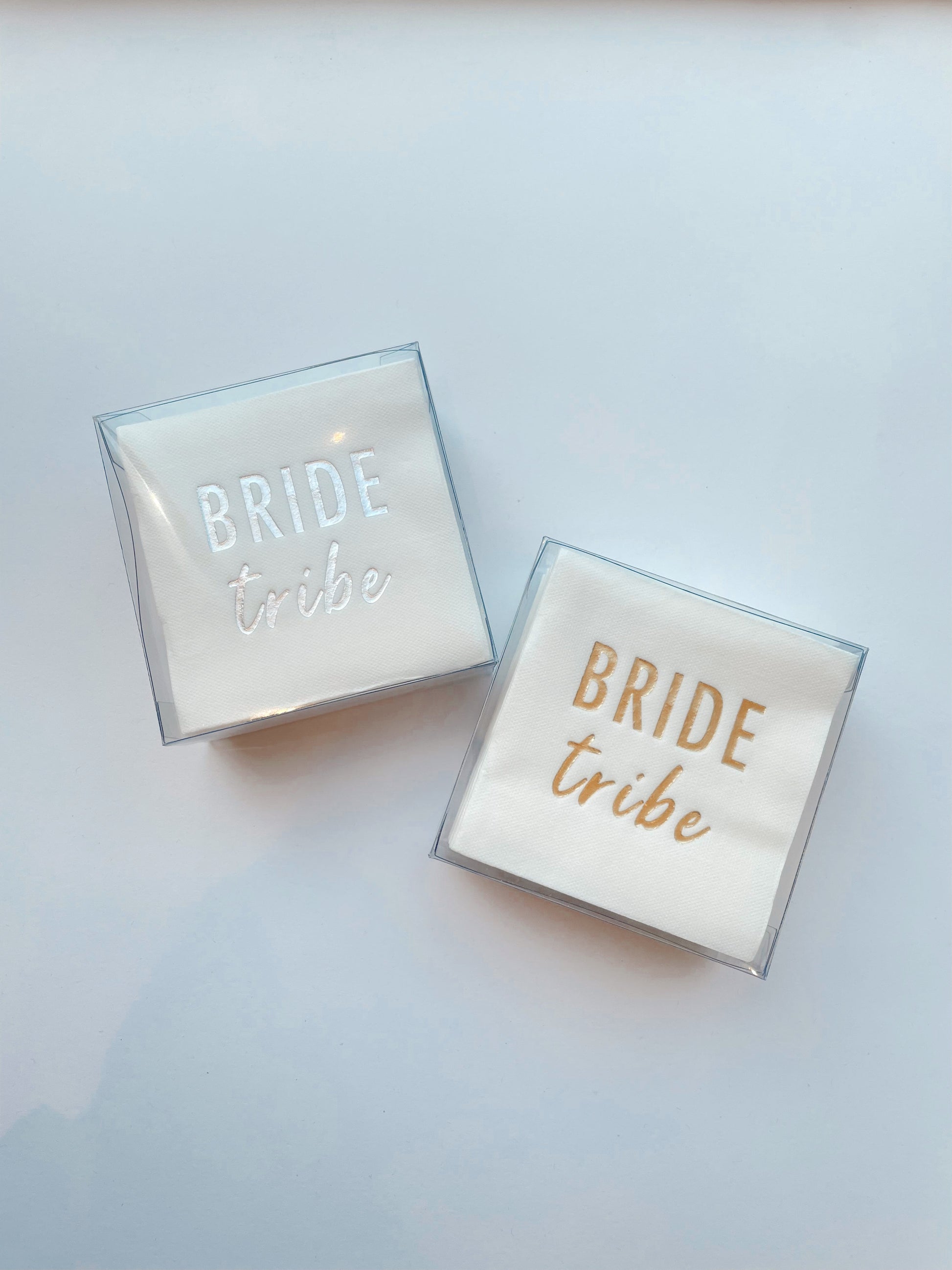 Servilletas cocteleras blancas con letras en foil dorado "Bride tribe"