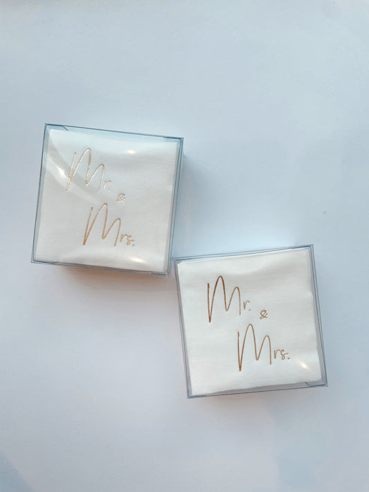 Servilletas cocteleras blancas con letra en foil dorado "Mr & Mrs"