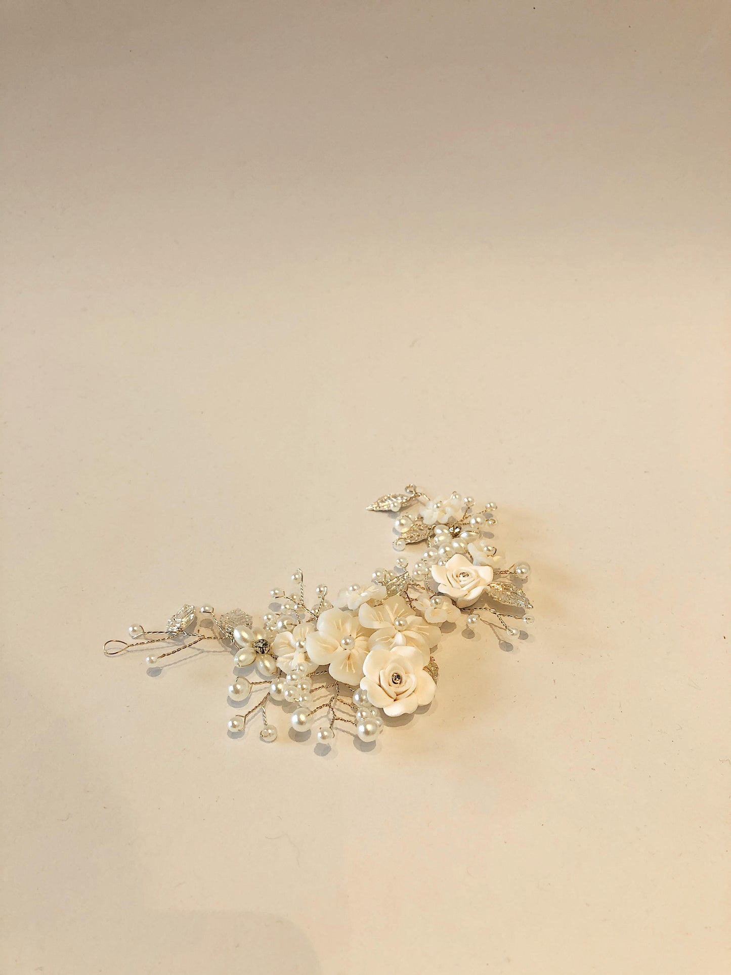 Tocado plateado con flores blancas